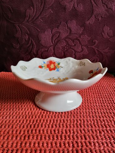 Stare vaze i dekor: Porcelanska nova,vintaz bombonijera. Visina. 6,5cm — 2