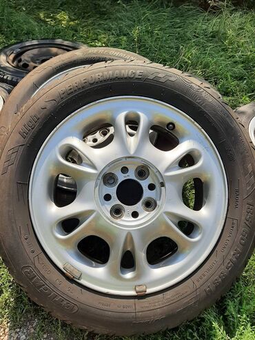 bmw 1 серия 118i mt: 4 komada alu felne r15, sa 2 skoro nove i 2 polovne letnje gume. Na