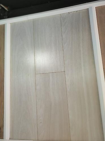 Açıq boz-ağac teksturalı döşəmə örtüyü (laminat/panel tipli). - Rəng