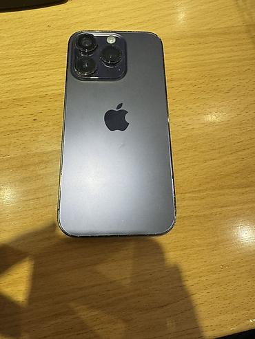Apple iPhone Pro в тёмно-синем цвете. Смартфон выполнен в фирменном