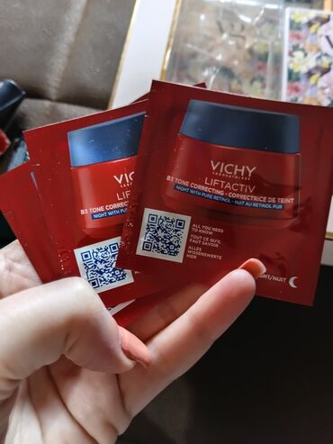 Šminka: Set kozmetike – više brendova Sadržaj: - Vivian Gray poklon set — 9