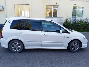 mazda 5 минивэн: Белый минивэн Mazda Premacy. Оборудован ветровиками на окнах