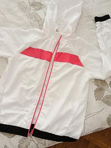 bomber kurtka: Ağ rəngli yüngül küləkkeçirməz kapüşonlu jaket - Rəng: əsas ağ, ön — 1