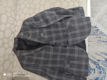Üst geyimləri: Damalı boz rəngli parçadan hazırlanmış, oğlanlar üçün kostyum dəsti