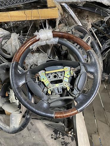 Руль кожаный с деревянными вставками для автомобиля бизнес‑класса
