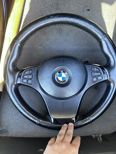 BMW sükan çarxı - Material: dəri üzlü, orijinal BMW emblemi ilə -