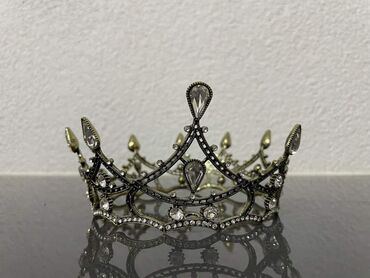 Aksesoari za kosu: Krune 
Cena 1400din — 19