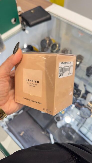 qaçış üçün qadın krosovkaları: Narciso Rodriguez tərəfindən istehsal olunan bu Narciso Eau de Parfum