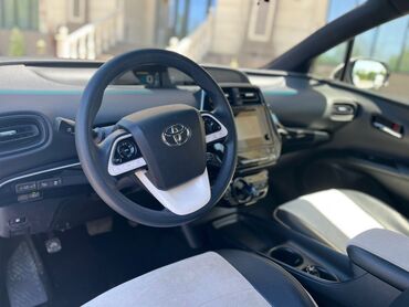 авто материалы: Toyota Prius: 2018 г., 1.8 л, Вариатор, Гибрид, Хэтчбэк