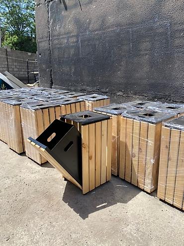 Мусорные урны: Уличная урна для мусора с деревянной отделкой в металлическом каркасе — 11