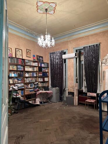 Binalar: Tarixi mərkəzdə yerləşən küçə mənzərəsi olan kommersiya obyektləri və — 34