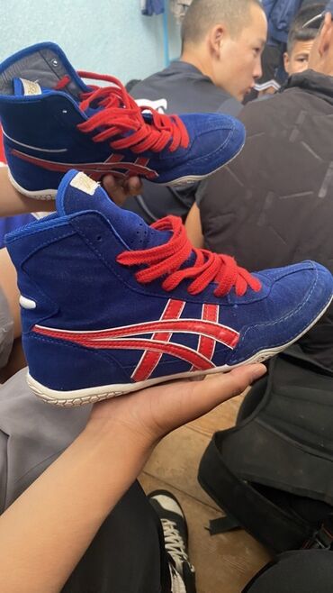 куплю муржской джинсы монтано оригинал: Борцовки Onitsuka Tiger, выполненные в синем цвете с красными шнурками