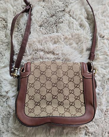 guci torba: Braon torba crossbody sa GG logom . Nosi se preko ramena, ima 2 tačke — 5