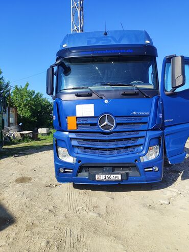 рация для фуры: Грузовой тягач Mercedes-Benz Actros синего цвета предназначен для