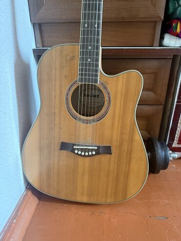 научу играть на гитаре в бишкеке: Гитара в отличном состоянии