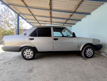 Tofas: Model: Tofas Şahin (sedan) Kuzov: 4 qapı, gümüşü rəng, qara bamperlər — 2