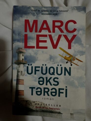 Məktəb dərslikləri: Mark Levi tərəfindən "Üfüqün Əks Tərəfi" adlı roman. Kitabın üz