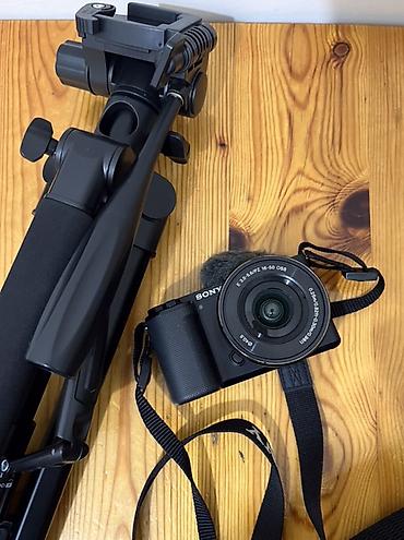 Фотоаппараты: Продам камеру Sony ZV E 10 цена: 45 000c вместе штативом (цена — 4