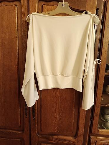 cari: Bela ženska bluza sa širokim krojem i dekorativnim detaljima. - Model — 2