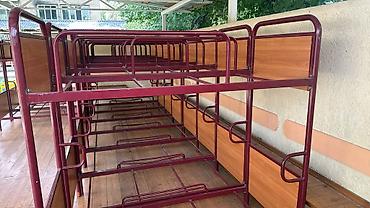 bunk bed: Двухъярусные металлические кровати для общежитий/лагерей/хостелов. - — 1