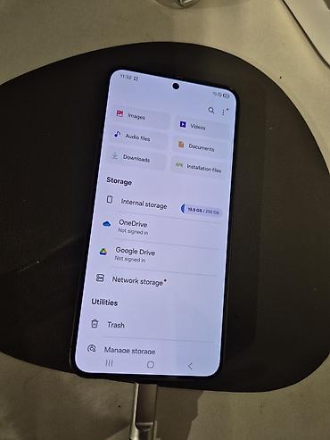 чехлов: Samsung Galaxy S24, Б/у, 256 ГБ, цвет - Черный — 3