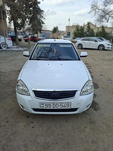 volkswagen polo 1: LADA Priora hatchback, ağ rəng. 5 qapılı kuzov, qara rəngli tonlanmış — 5