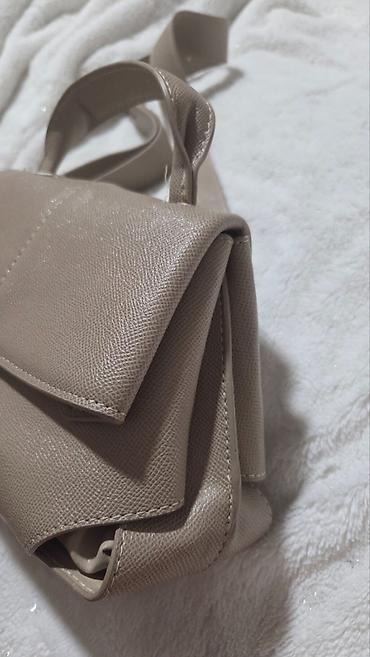Women's Sweatsuits: Nova torbica, nekorišćena i odmah dostupna. 👜✨ Moderan i praktičan — 2