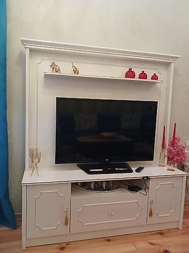 gerb sekilleri: Ağ rəngli klassik üslubda TV stendi və dekor paneli - Material — 1