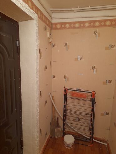 Otaqların uzunmüddətli kirayəsi: 1 otaqlı mənzil/interyer - Geniş, işıqlı otaq: klassik naxışlı divar — 9