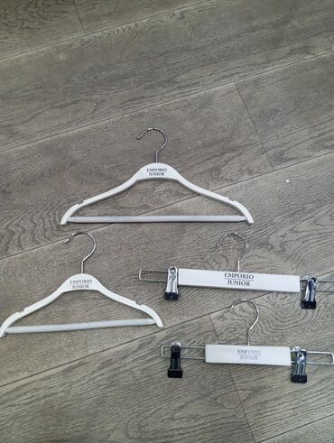 витрины для обуви: Продаю вешалки 15сом за штуку
оптом по 10сом