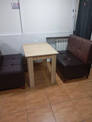 4ədəd stol 8 ədəd divan dəsti satılır yenidir Kafe çayxana Pub üçün