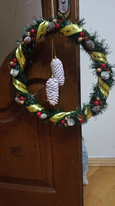 Yeni il oyuncaqları və bəzəkləri: Yeni il/qış temalı qapı bəzəyi – əl işi. Təsvir: - Dairəvi şam — 6