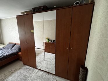 Спальные гарнитуры: Продаю комплект спальной мебели, цвет деревянный