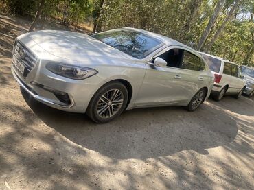 грандеур машина: Элегантный седан Hyundai grandeo серебристого цвета, представленный на