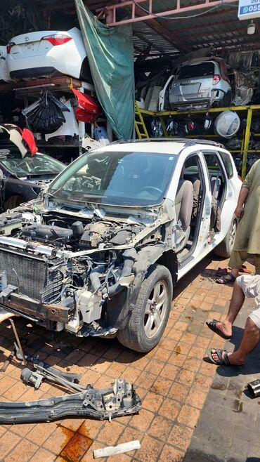 продаю авто в аварийном состоянии: Автомобиль Toyota Rav4 белого цвета, представленный на продажу по