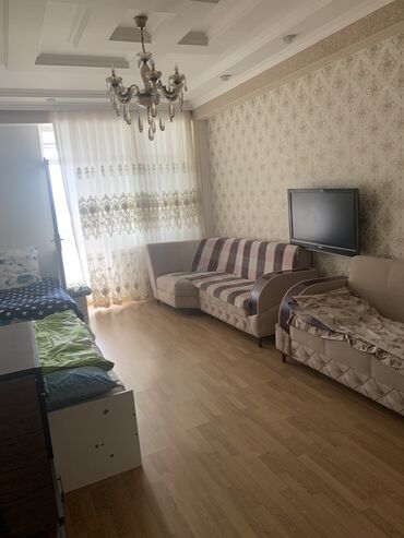 Uzunmüddətli kirayə mənzillər: Mənzilin təsviri - Geniş, işıqlı zal: dekorativ tavan işıqlandırması — 6