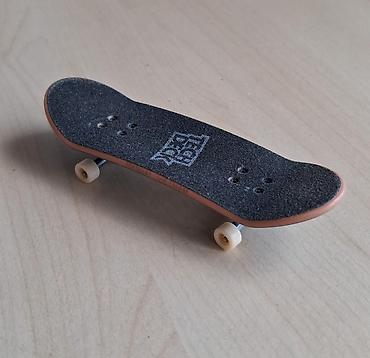 Uşaq dünyası: Barmaq skeytbordu (fingerboard). Tech-Deck firmasının orijinal — 1