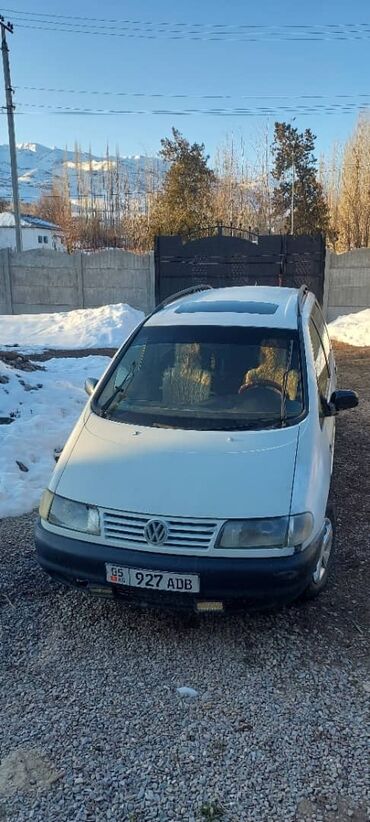 аренда авто последующим выкупом: Белый минивэн Volkswagen Sharan, подходящий для семейных поездок и