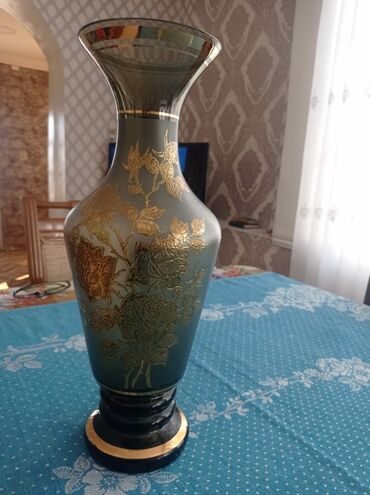 ваза напольная стеклянная высокая без узора: Qədimi çexiya güldanı