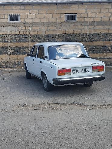 VAZ 2107 sedan – ağ rəng, arxa ötürmə, 4 qapılı klassik gövdə. Nömrə lalafo.az -da VAZ 2107 sedan – ağ rəng, arxa ötürmə, 4 qapılı klassik gövdə. Nömrə