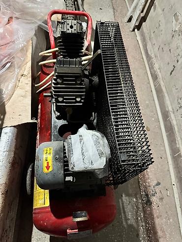sessiz kompressor: Aydın-Trafo markasına məxsus qırmızı rəngdə kompressor. Balon tipli — 2