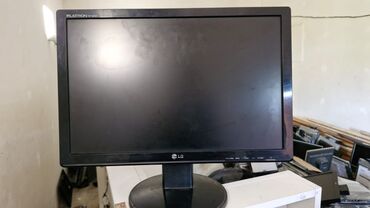 Monitorlar: Fərqli ölçülü və formalı kompüter monitorları. İstər ev, istərsə də — 15