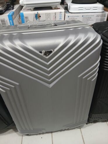 Çamadanlar: Müxtəlif rənglərdə və ölçülərdə mövcud olan səyahət çemodanları. Bu — 10