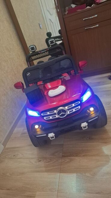 Uşaqlar üçün nəzərdə tutulmuş qırmızı rəngli, elektrikli minik