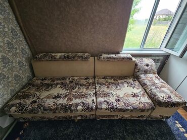 мебель советский: Бурчтук диван, түсү - Саргыч боз, Колдонулган