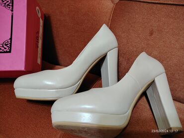 женские туфли с бантами: Туфли, Размер: 38, цвет - Бежевый, Б/у