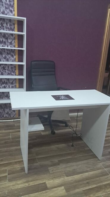 Salon masaları: İşlənmiş, Manikür üçün masa