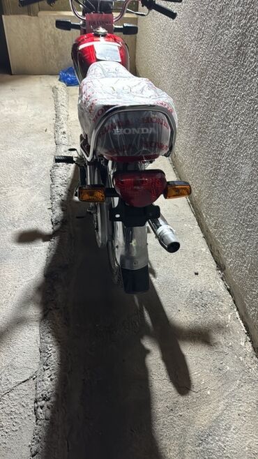 мотоцик: Honda CD70 (классический мопед) - Двигатель: одноцилиндровый