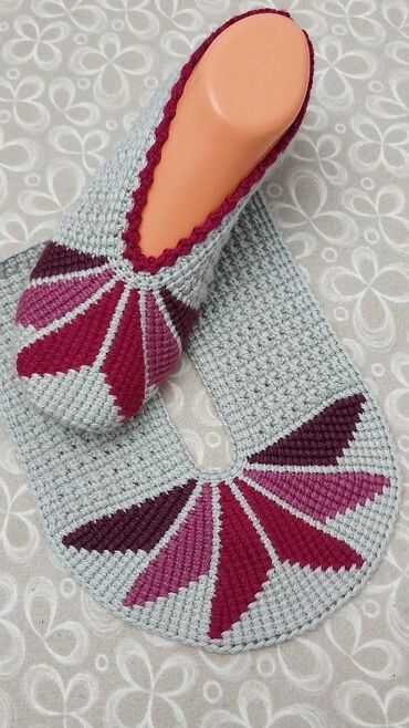 Dəstlər: Məhsul: Əl işi toxunma dəsti və naxışlı corab/başmaqlar Təsvir: - — 16