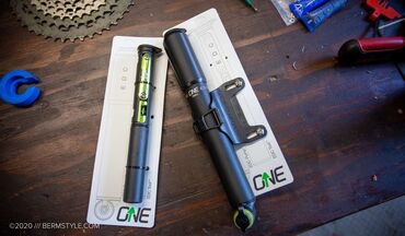 недорогие велосипеды: One up edc Продаю насос+мультитут one up edc v2 Набор имеет картридж